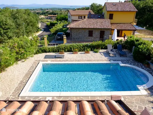 geschakelde woning huren in Italië, Umbrië, Tuoro sul Trasimeno – Casa Trasimeno Uitzicht op zwembad en het meer.
