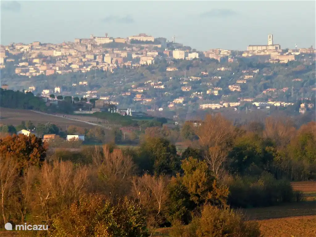 Oben auf dem Hügel kann man in der Ferne Perugia sehen. 