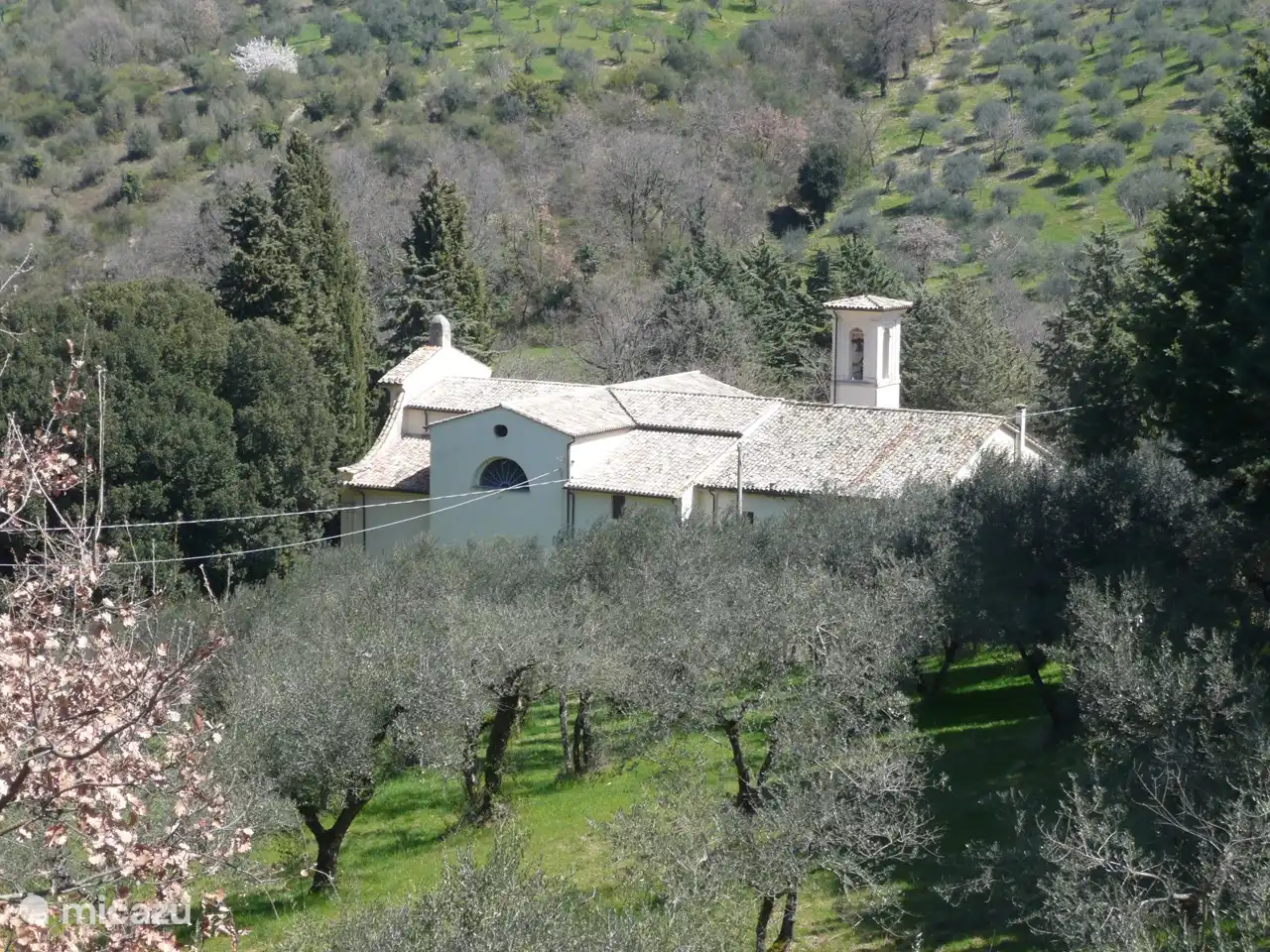 Eine kleine Abtei, versteckt in den Hügeln inmitten der Olivenbäume.