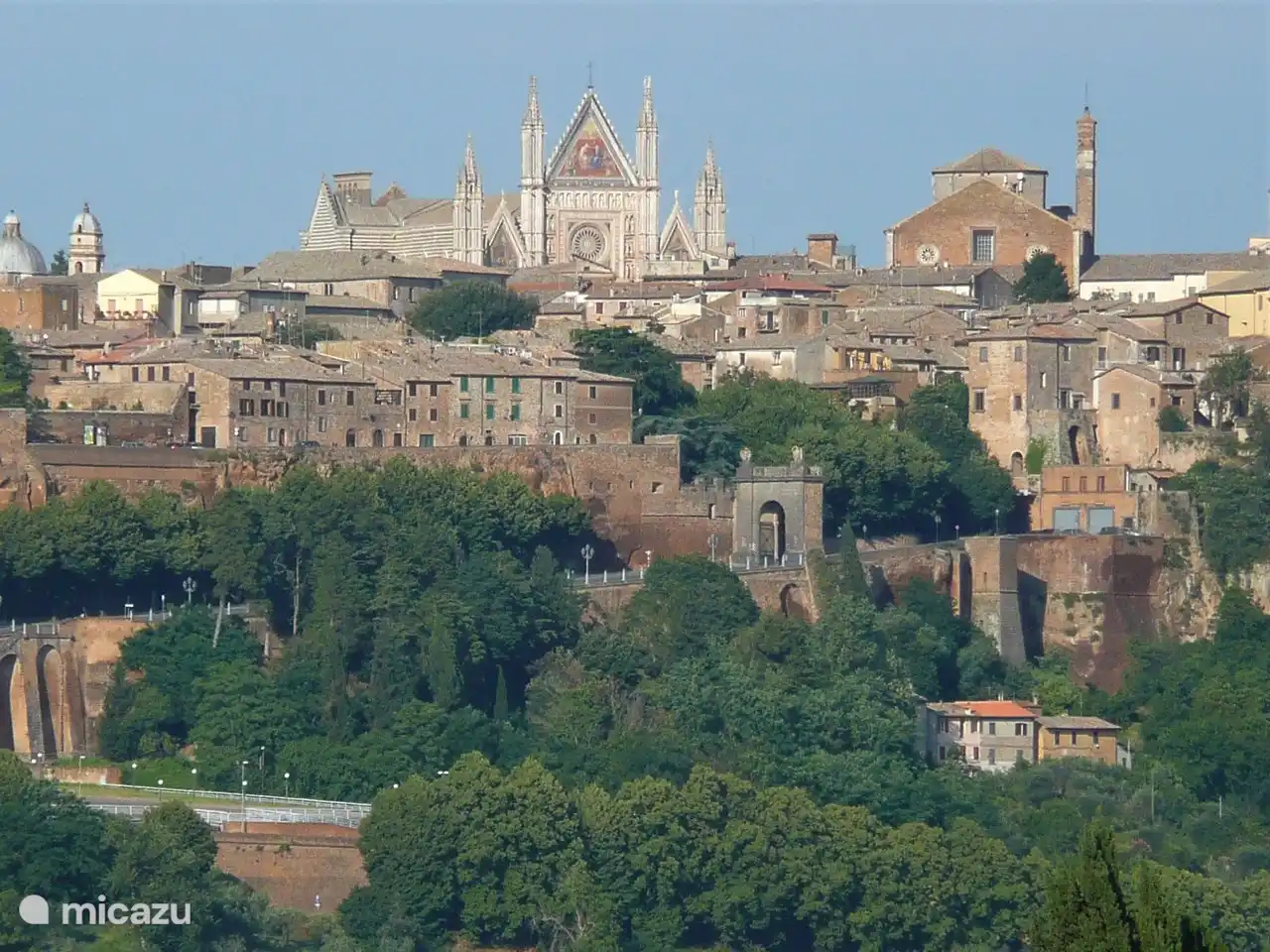 Orvieto mit der schönen Fassade der Kathedrale, die in der Nachmittagssonne am schönsten ist.