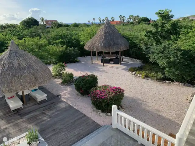 Kavel 15 coral estate rif st.marie huren in Curaçao, Banda Abou (west), Coral Estate, Rif St.Marie - villa Porch met terras op de 1e etage. Dit terras grenst aan de woonkamer. Hier heb je een fantastisch uitzicht over de blauwe Caribische Zee. Een grote granieten tafel met stoelen waar het heerlijk verpozen is om te eten of weg te dromen of een boek te lezen.