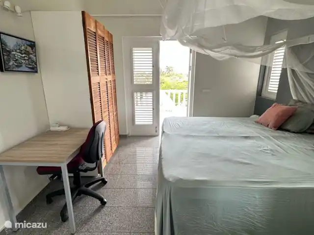 Kavel 15 coral estate rif st.marie huren in Curaçao, Banda Abou (west), Coral Estate, Rif St.Marie - villa Twee persoons slaapkamer master bedroom op de 1e etage met openslaande deuren. Vanuit de slaapkamer heb je uitzicht over de Caribische Zee. Dat is nog eens wakker worden. Via de deur in de slaapkamer kom je in de badkamer. De slaapkamer grenst aan het terras van de porch.