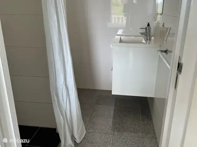 Kavel 15 coral estate rif st.marie huren in Curaçao, Banda Abou (west), Coral Estate, Rif St.Marie - villa Badkamer bij de master bedroom op de 1e etage. Moderne badkamer met inloopdouche, toilet et wastafel. De badkamer ligt bij de slaapkamer.