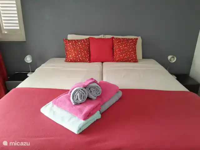 Kavel 15 coral estate rif st.marie huren in Curaçao, Banda Abou (west), Coral Estate, Rif St.Marie - villa Twee tweepersoonsslaapkamers met openslaande deuren op de begane grond. Beide slaapkamers hebben een walk-in-closet. De slaapkamers hebben uitzicht op het zwembad en de tuin.Dat is heerlijk wakker worden, daarna een duik in het zwembad.