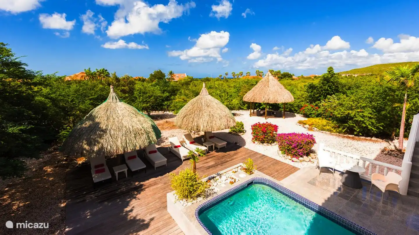 Privater Pool, Garten, Terrassen mit Palapas. Angrenzend an die Gärten liegen die großen Grünzonen, Ruhezonen. Diese Ruhezonen garantieren den Bewohnern Ruhe, Privatsphäre und Ruhe.