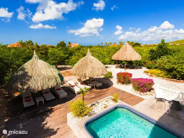 Kavel 15 coral estate rif st.marie huren in Curaçao, Banda Abou (west), Coral Estate, Rif St.Marie - villa Privé zwembad, tuin, terrassen met palapa's. Grenzend aan de tuinen zijn de grote groenzones, stiltezones. Deze stiltezones garanderen bewoners rust, privacy en stilte.