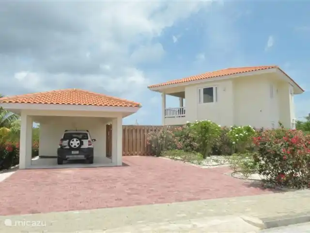 Kavel 15 coral estate rif st.marie huren in Curaçao, Banda Abou (west), Coral Estate, Rif St.Marie - villa Impressie voorzijde Villa Caribbean View. Ook voor de villa ligt een schitterend aangelegde tuin van witte jasmijn en roze oleanders.