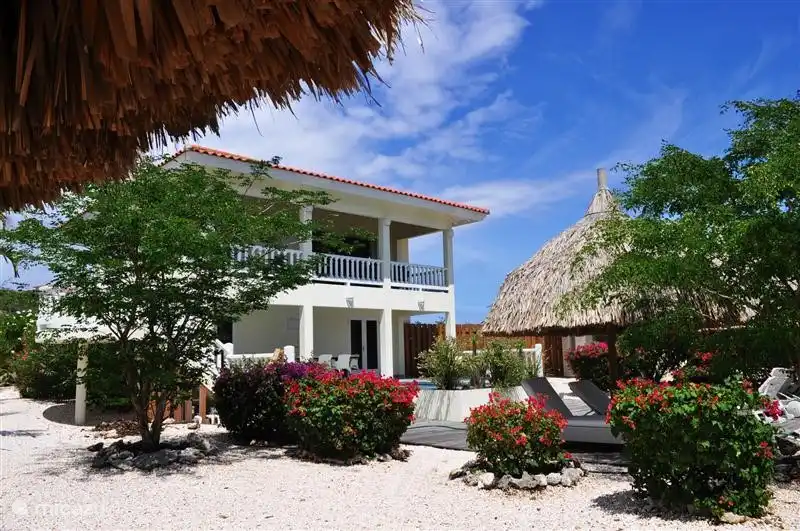 Caribbean View Villa mit Garten und Swimmingpool.