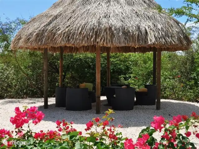 Kavel 15 coral estate rif st.marie huren in Curaçao, Banda Abou (west), Coral Estate, Rif St.Marie - villa Grote palapa achterin de tuin voorzien van modern lounge meubilair. Een romantische avond onder de palapa onder het genot van een hapje of een drankje.