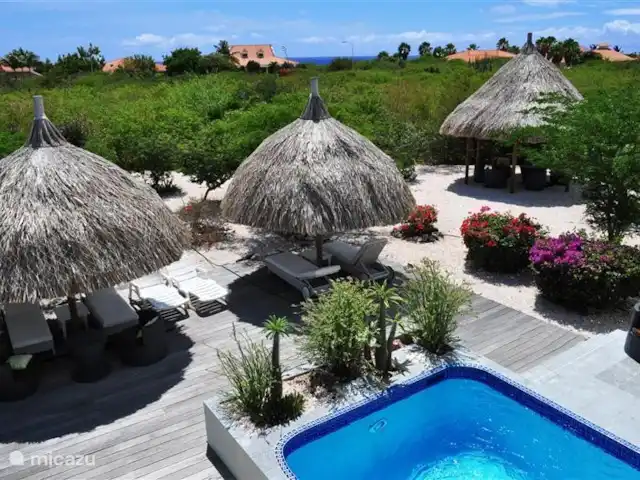 Kavel 15 coral estate rif st.marie huren in Curaçao, Banda Abou (west), Coral Estate, Rif St.Marie - villa Impressie vanaf boven van het privé zwembad, terrassen en tuin.