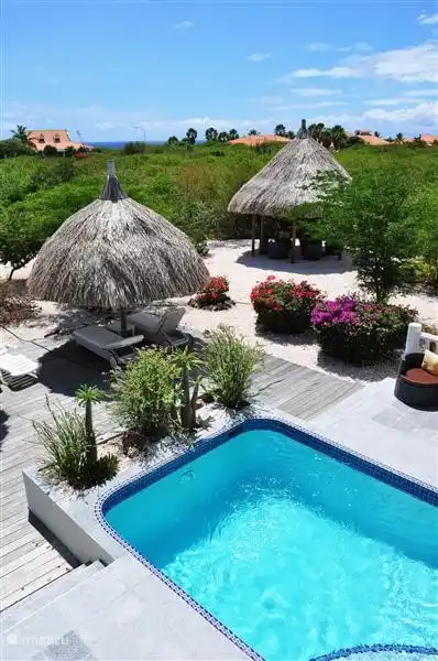 Privater Pool mit Terrasse.