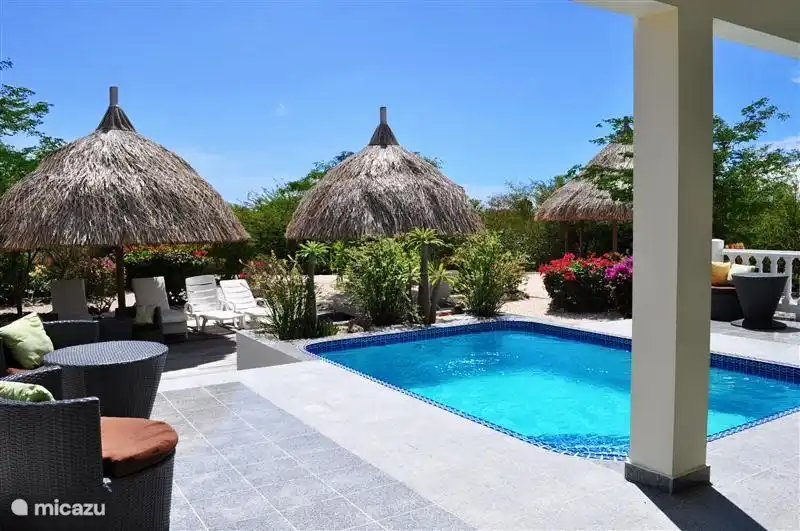 Privater Pool mit Sitzgelegenheiten auf der Terrasse neben dem Pool.