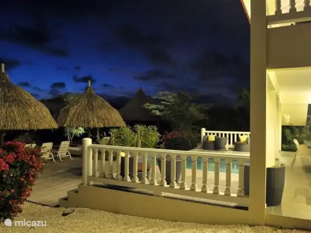 Kavel 15 coral estate rif st.marie huren in Curaçao, Banda Abou (west), Coral Estate, Rif St.Marie - villa Sprookjesachtige sfeer van de tuin bij avond. De tuin is verlicht wat een mooie sfeer geeft.
