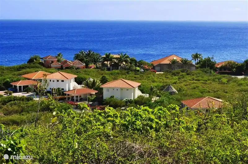 Impression von einem Teil des Ortes Coral Estate Blick auf das azurblaue karibische Meer.