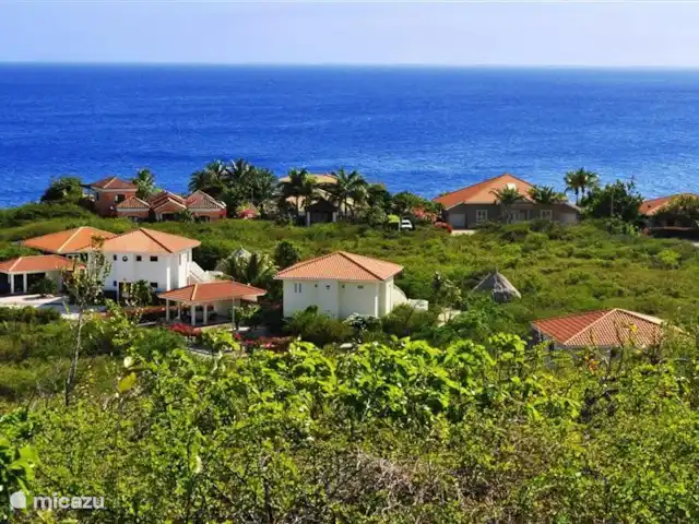 Kavel 15 coral estate rif st.marie huren in Curaçao, Banda Abou (west), Coral Estate, Rif St.Marie - villa Impressie van een gedeelte van het resort Coral Estate met uitzicht op de azuurblauwe Caribische Zee.