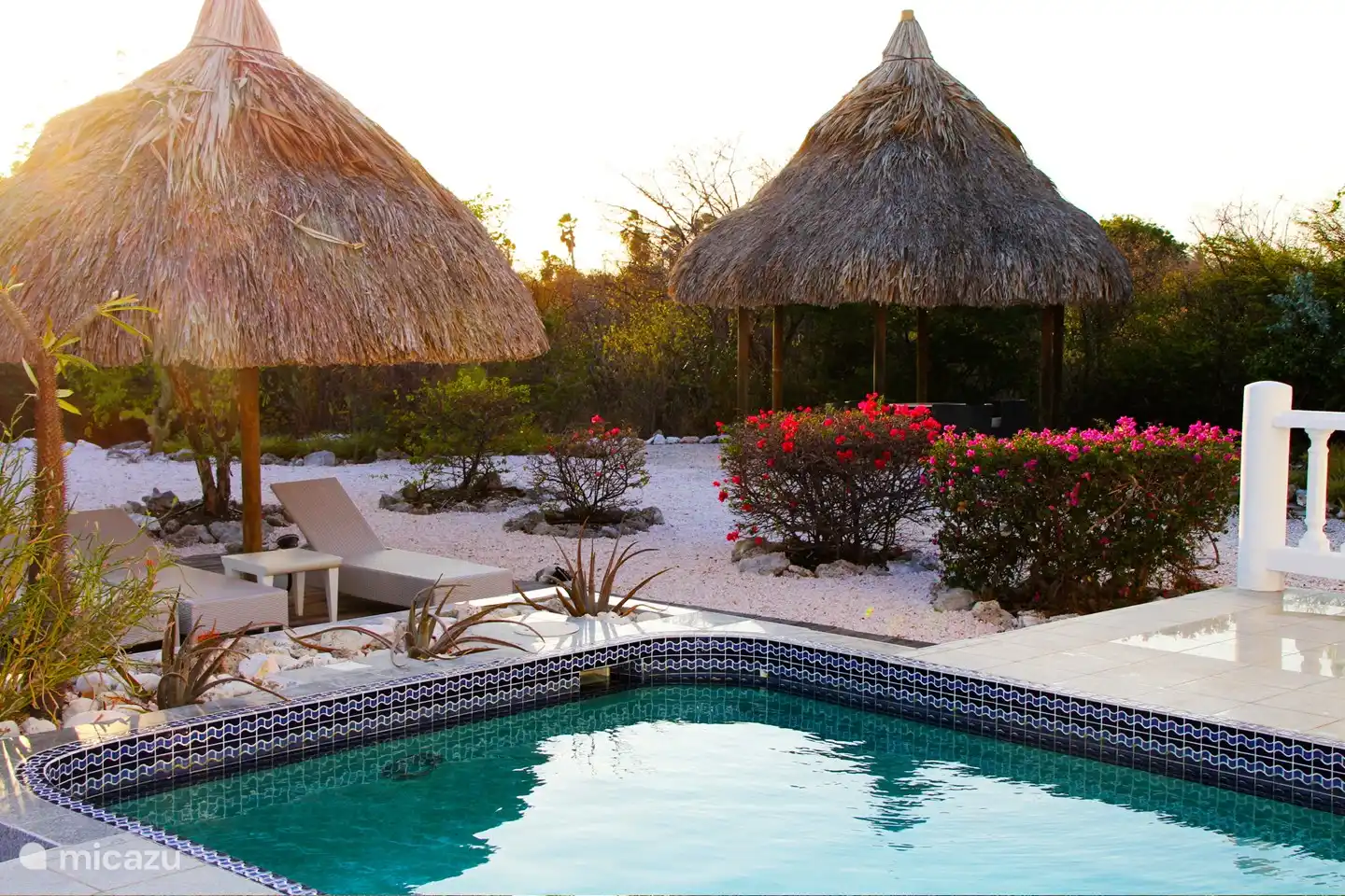 Große Palapa im hinteren Teil des Gartens. Diese Palapa ist mit Strom ausgestattet. Ein fantastischer Ort, um bei Sonnenuntergang etwas zu trinken und die Dunkelheit zu genießen.