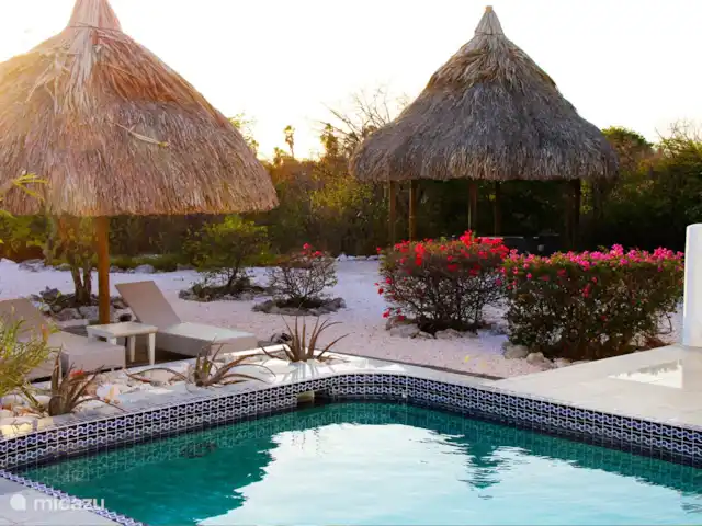Kavel 15 coral estate rif st.marie huren in Curaçao, Banda Abou (west), Coral Estate, Rif St.Marie - villa Grote palapa achterin de tuin. Deze palapa is voorzien van elektra. Een fantastische plek om bij zonsondergang een drankje te drinken en zo te genieten van het donker worden.