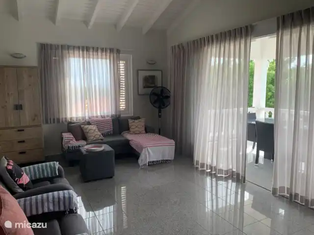 Kavel 15 coral estate rif st.marie huren in Curaçao, Banda Abou (west), Coral Estate, Rif St.Marie - villa Woonkamer met heerlijke lounge fauteuils en uitzicht over de Caribische Zee. De kamer kan worden afgesloten met een glazen schuifpui.
Den gehele villa is gedecoreerd met hedendaagse kunst.