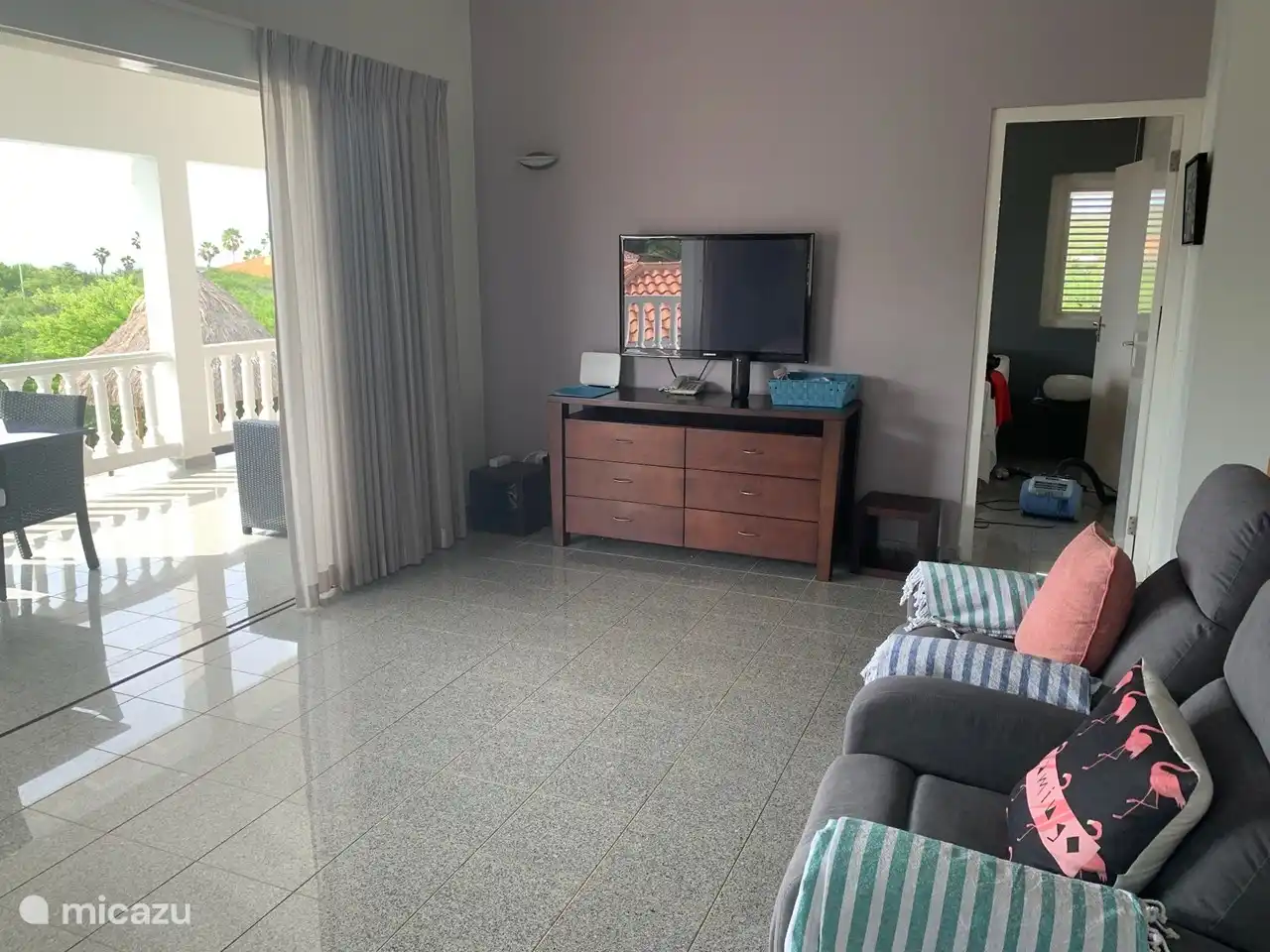 Wohnzimmer mit Veranda auf der ersten Etage. Im Wohnzimmer ist ein großer Flachbild-TV, wo Sie die niederländischen Fernsehen sehen können. Es gibt einen DVD-Player zum Anschauen ein schöner Film. Auf der Terrasse der Veranda Sie auf allen Seiten Blick auf das azurblaue karibische Meer. A uitzich um zu träumen. Eine große Granit-Tisch mit Sesseln für die Mahlzeit.