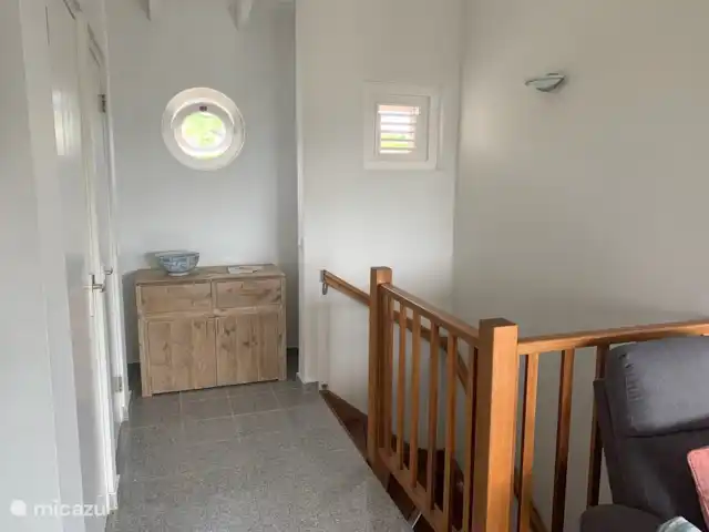 Kavel 15 coral estate rif st.marie huren in Curaçao, Banda Abou (west), Coral Estate, Rif St.Marie - villa Het halletje grenzend aan de woonkamer, met trap naar beneden.