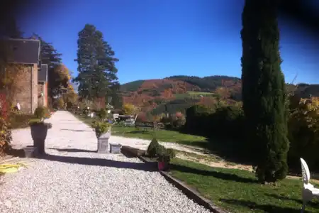 Vakantiehuis Frankrijk, Ardèche, Saint-Privat gîte / cottage Gite 'La Vue' oprijlaan en uitzicht