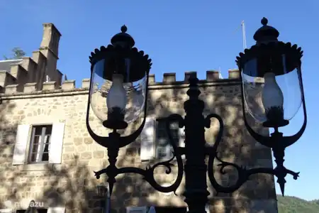 Vakantiehuis Frankrijk, Ardèche, Saint-Privat gîte / cottage Gite 'La Vue' achterzijde van het Chateau