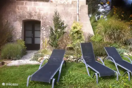 Vakantiehuis Frankrijk, Ardèche, Saint-Privat gîte / cottage Gite 'La Vue' ligstoelen in de tuin