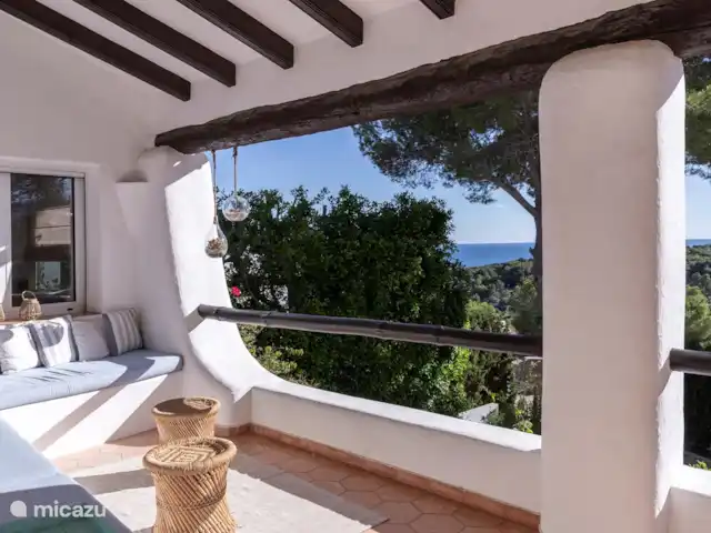 Location de Vacances Espagne, Costa Blanca, Benissa, villa - Villa La Bohême coin salon terrasse couverte donnant sur piscine, jardin, mer et montagne