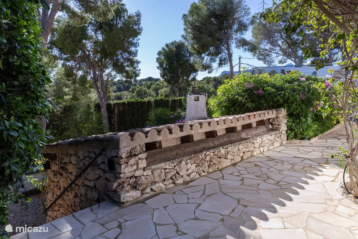 vista al jardín y petanca