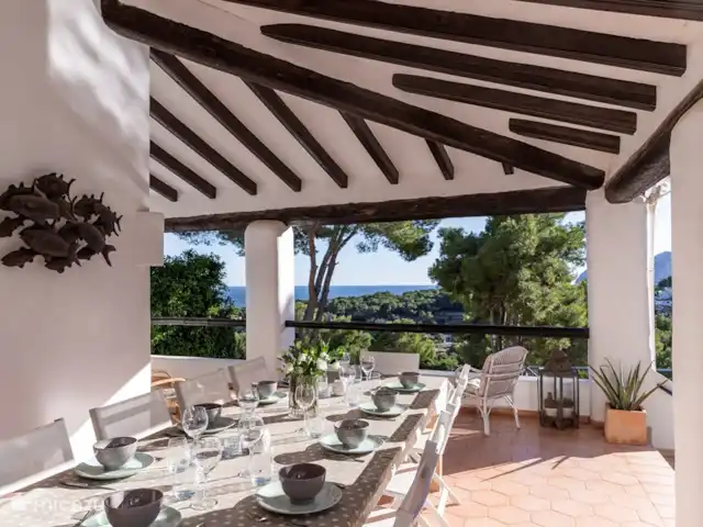 Location de Vacances Espagne, Costa Blanca, Benissa, villa - Villa La Bohême terrasse couverte avec vue sur la piscine, le jardin, les montagnes et la mer.