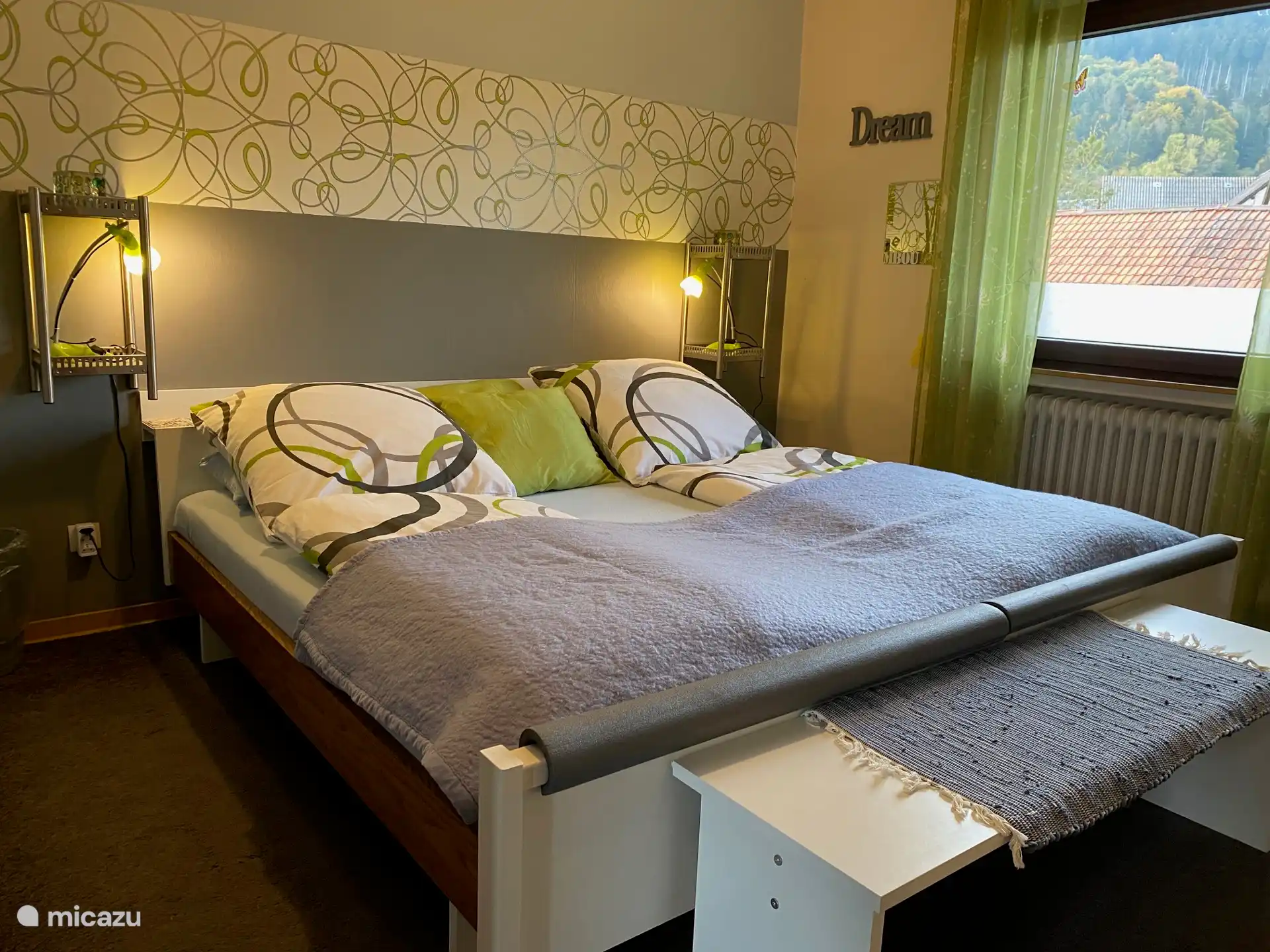 Schlafzimmer mit 200x200cm Bett mit Blick auf den Garten