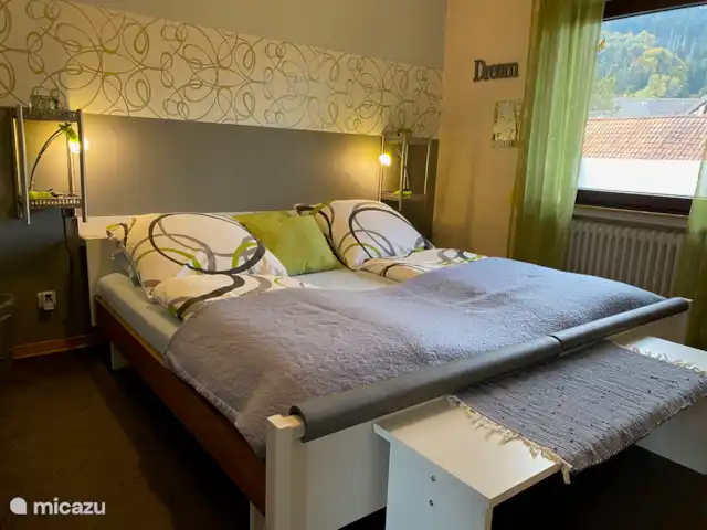 Fun4all-holidayhome, 10-18P. Grupos en Alemania, Sauerland, Medebach - apartamento Dormitorio con cama de 200x200cm con vistas al jardín