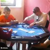 Indoor-Spiele wie Poker, Shuffleboard und kleine Brettspiele