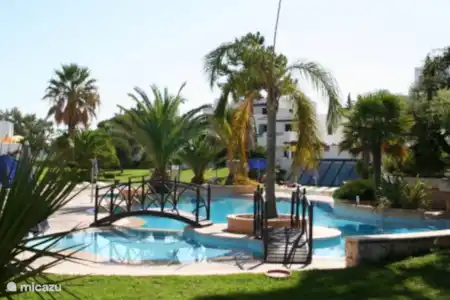 Beaux jardins, parcours de golf par 3, 4 courts de tennis, 6 piscines, 1 piscine intérieure, fitness