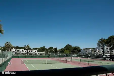Beaux jardins, parcours de golf par 3, 4 courts de tennis, 6 piscines, 1 piscine intérieure, fitness