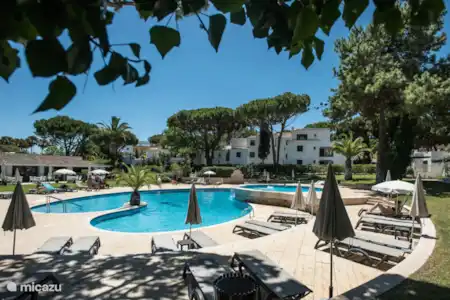 Beaux jardins, parcours de golf par 3, 4 courts de tennis, 6 piscines, 1 piscine intérieure, fitness