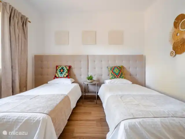Location de Vacances Portugal, Algarve, Albufeira, appartement - Appartement luxueux sur un complexe de golf Chambre 2 avec coiffeuse/miroir et placards spacieux
