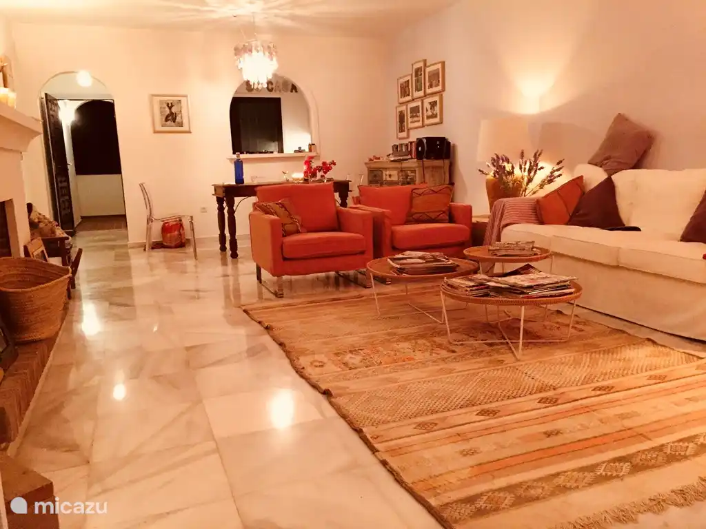 Abends ist es auch gemütlich im geräumigen Wohnzimmer 