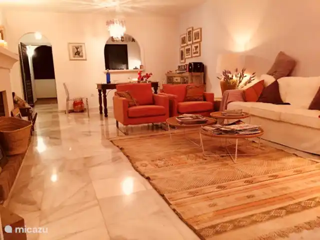 Marbella, San Pedro, El Paraíso en España, Costa del Sol, Marbella - apartamento Por la noche también es acogedor en la amplia sala de estar