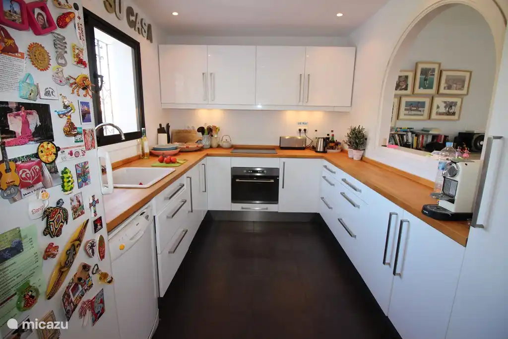 Küche inkl. Geschirrspüler, Backofen, Mikrowelle, Wasserkocher, Nespresso icl. Milchaufschäumer, Toaster usw.