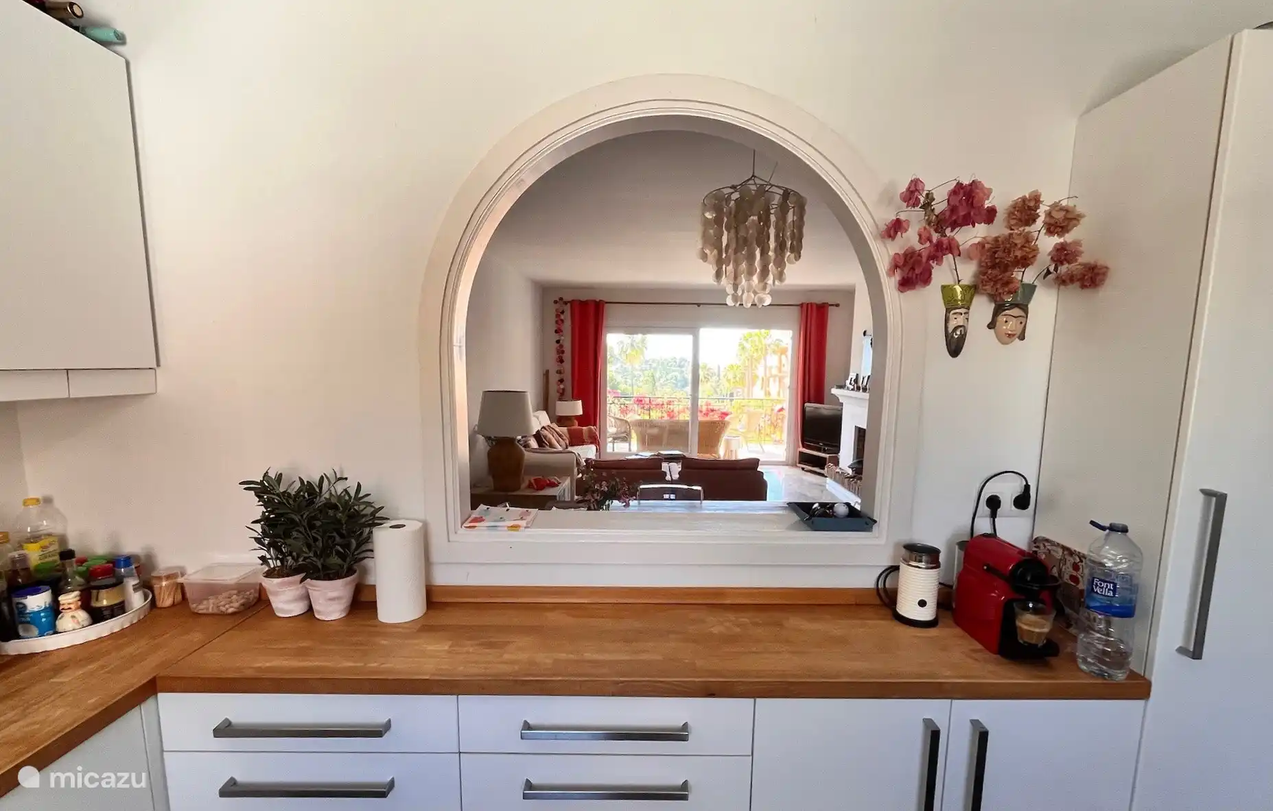 Blick von der Küche auf die Terrasse