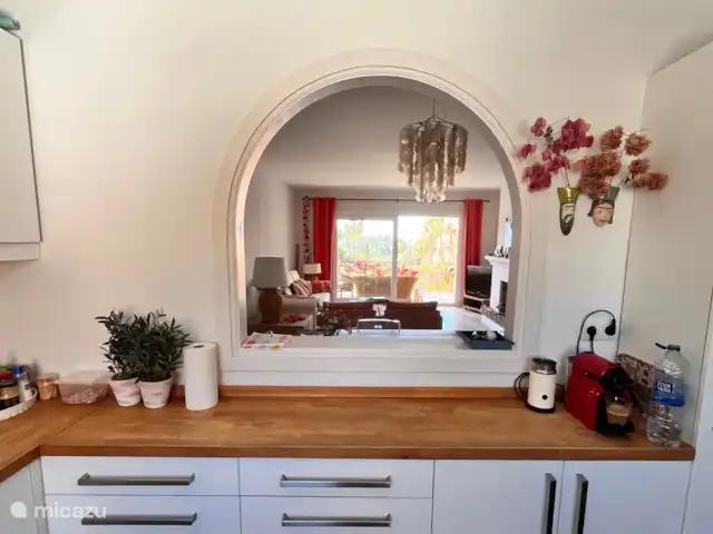 Marbella, San Pedro, El Paraíso en España, Costa del Sol, Marbella - apartamento Vista de la cocina a la terraza