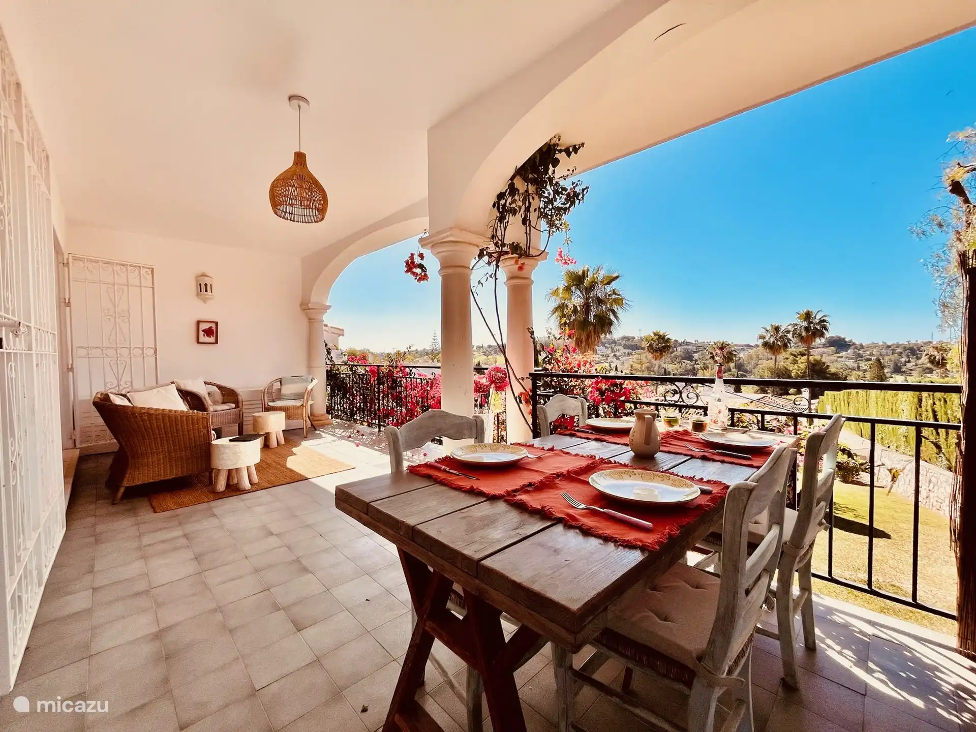 Terrasse von 31m2 mit Sitzecke und Esstisch.