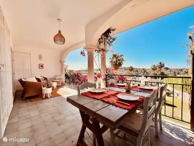Marbella, San Pedro, El Paraíso en España, Costa del Sol, Marbella - apartamento Terraza de 31m2 con zona de estar y mesa de comedor.