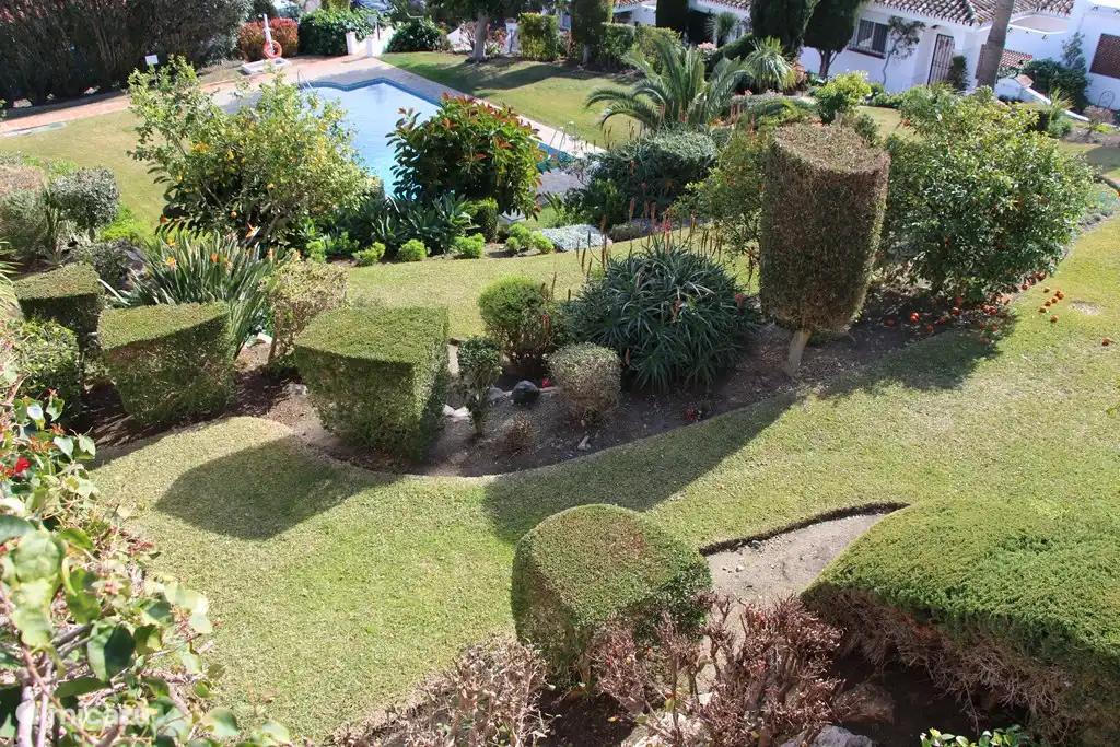 Perfekt gepflegter Garten mit Pool