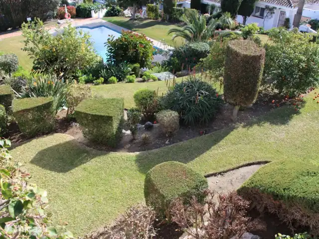 Marbella, San Pedro, El Paraíso en España, Costa del Sol, Marbella - apartamento Jardín perfectamente cuidado con piscina.