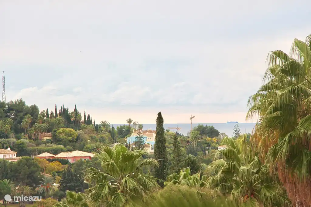 Ein Teil der Aussicht von der Terrasse mit dem Mittelmeer in der Ferne