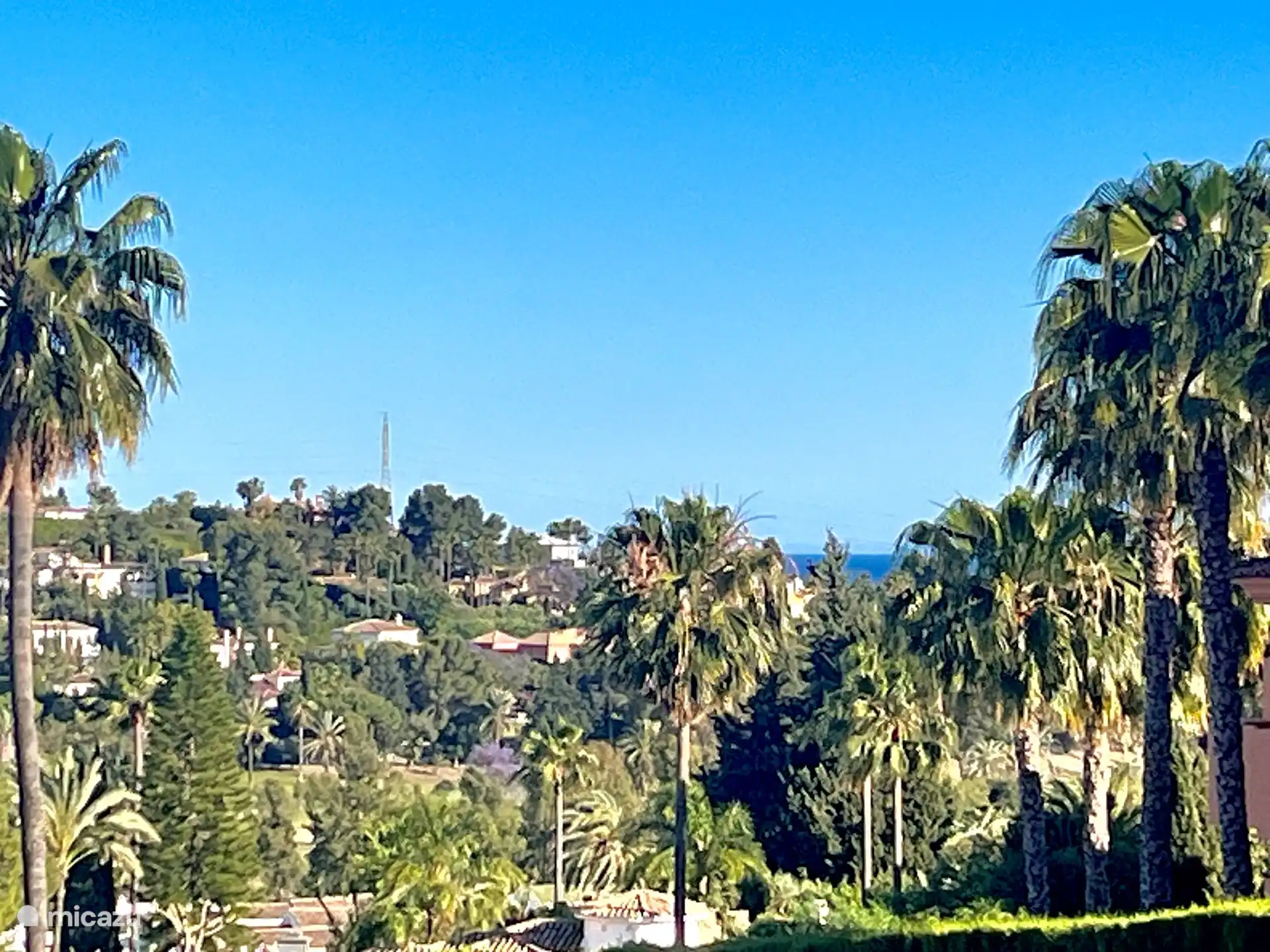 Die Terrasse hat sogar Meerblick... ein wenig :)