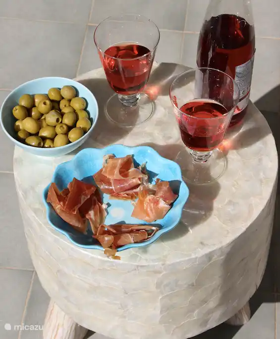 Nachmittags ein Glas Wein mit Schinken und Oliven