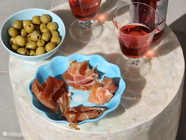 Marbella, San Pedro, El Paraíso en España, Costa del Sol, Marbella - apartamento por la tarde una copa de vino con jamón y aceitunas